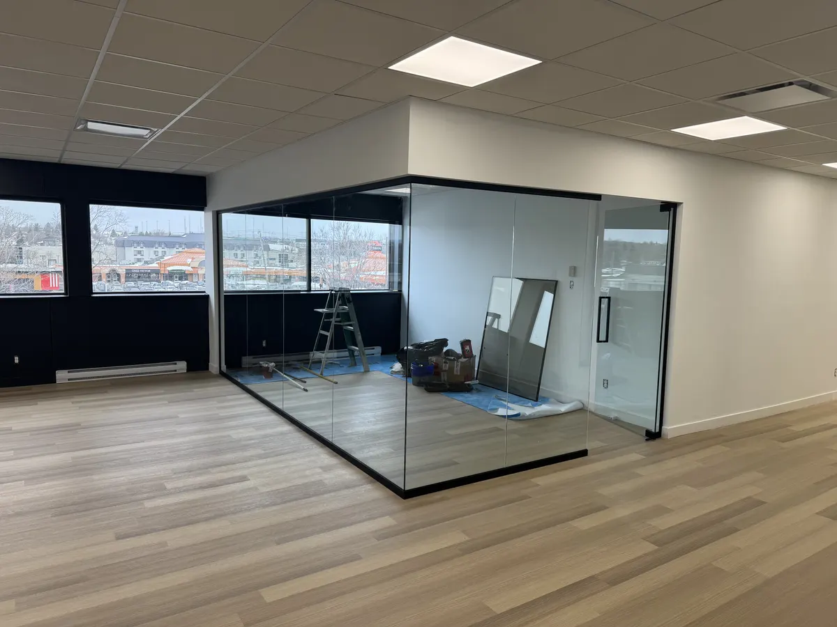Cloison vitrée de bureau en installation