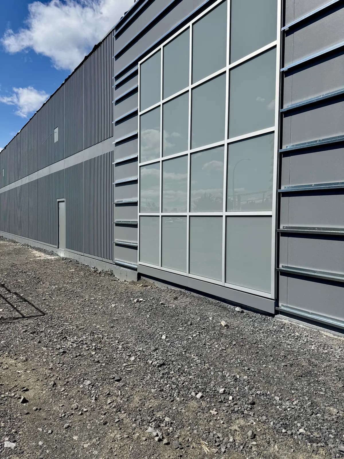 Façade vitrée complétée sur bâtiment commercial