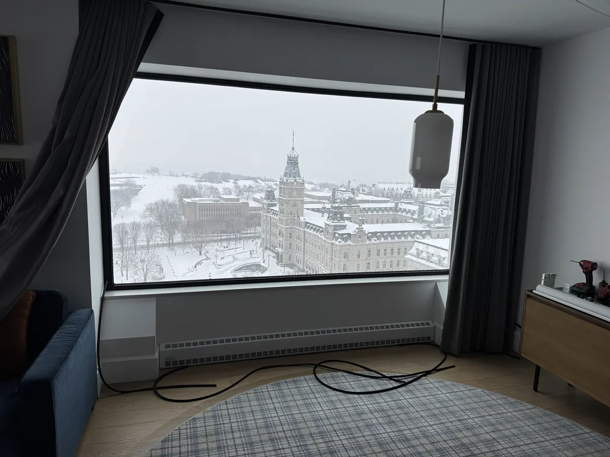 Fenêtre panoramique avec vue sur le Vieux-Québec enneigé
