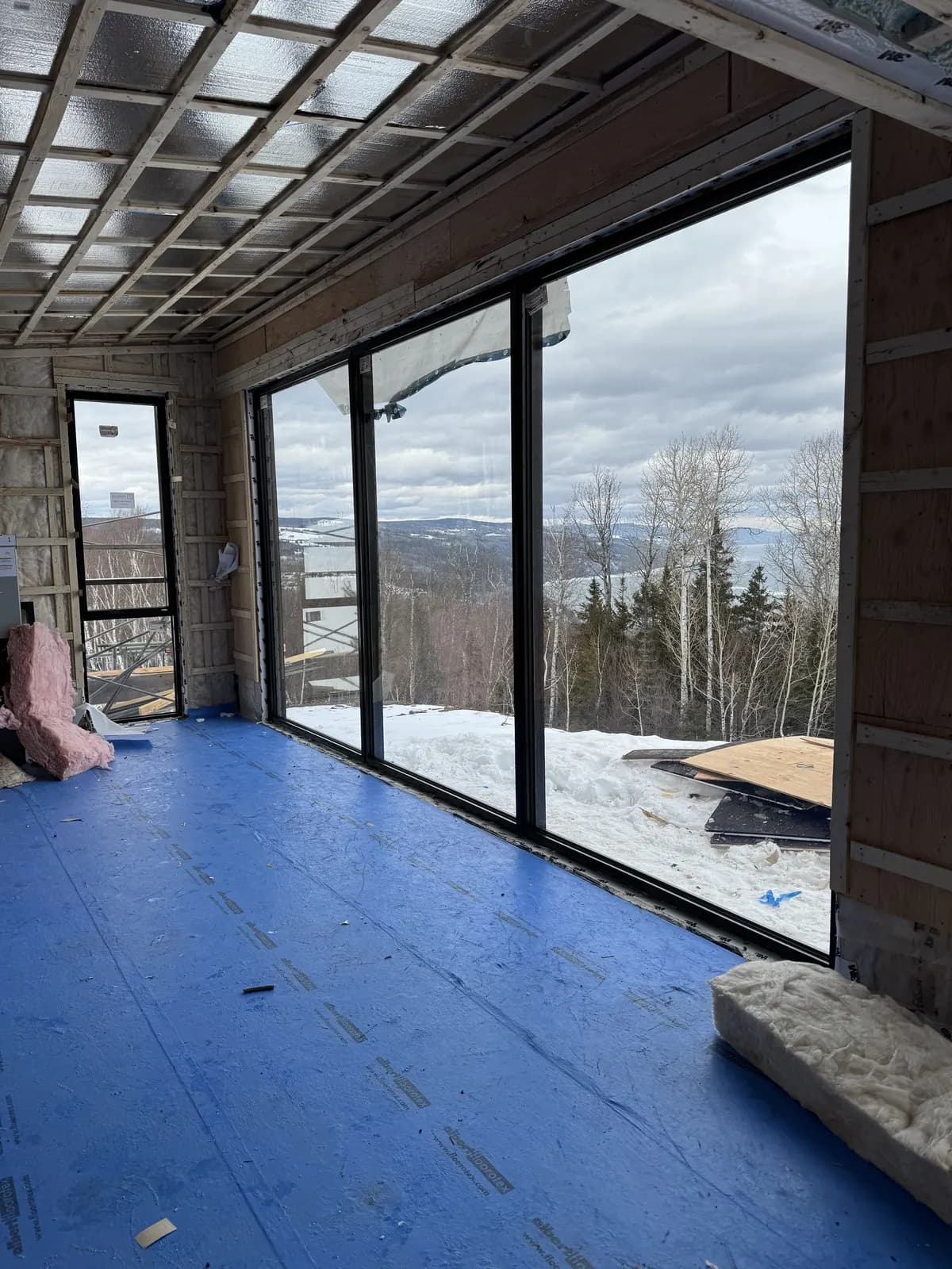 Grandes fenêtres en installation, vue sur la montagne