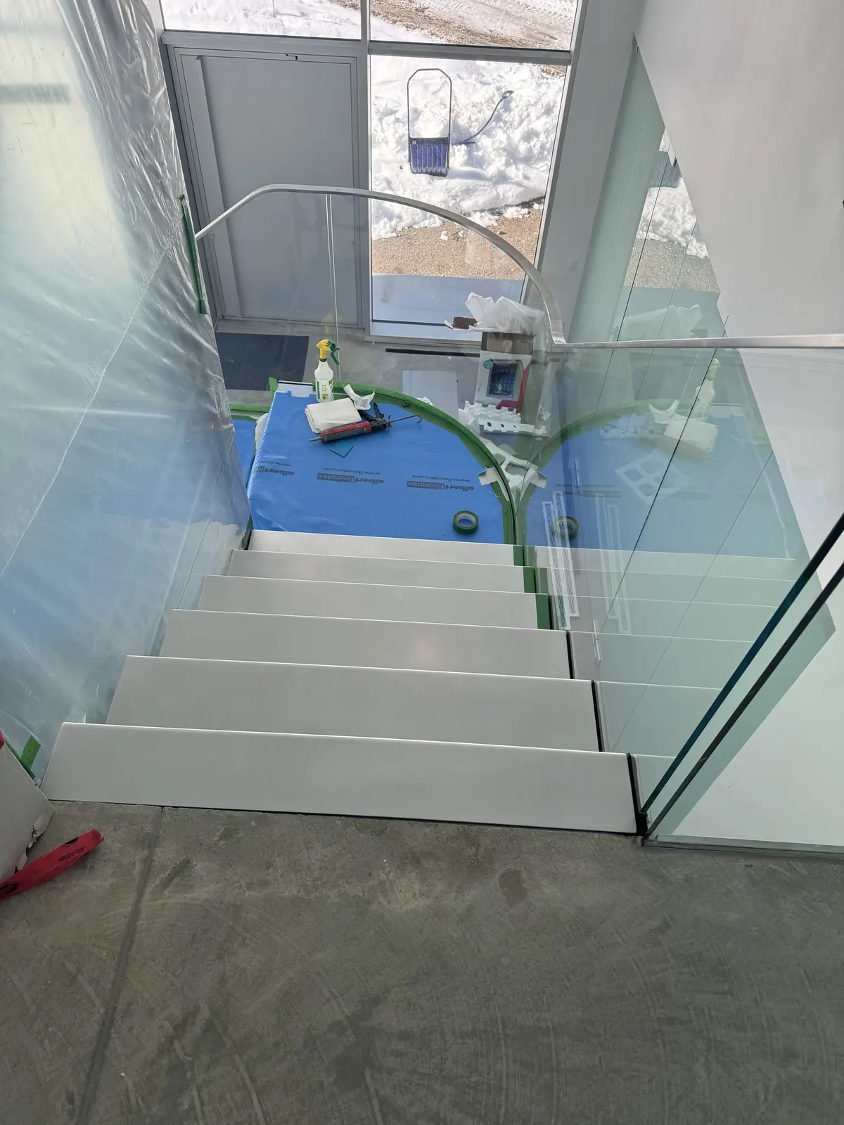Garde-corps en verre le long d'un escalier intérieur