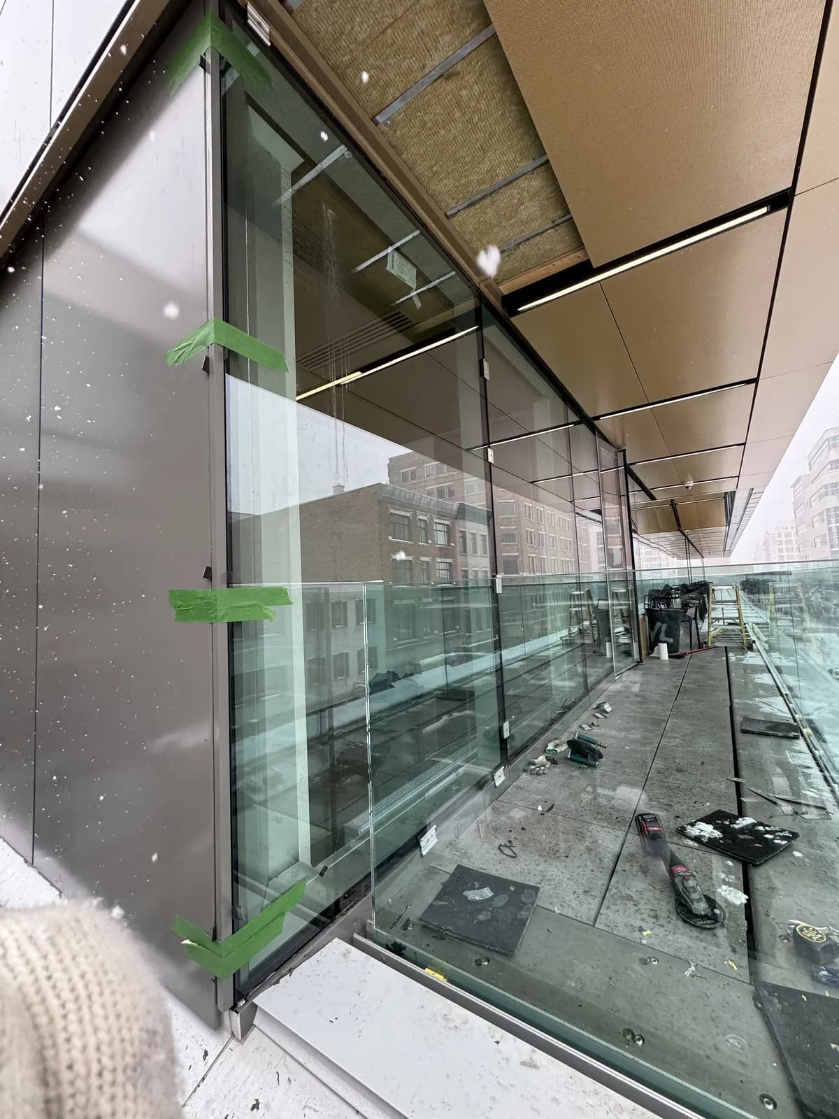 Garde-corps en verre sur une terrasse de toit commerciale