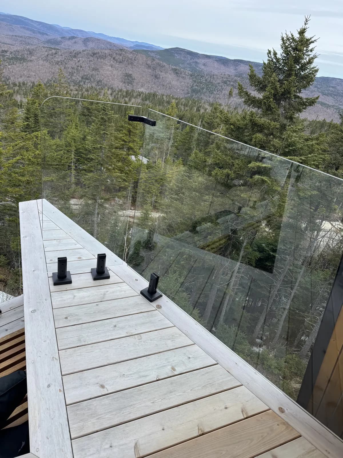 Garde-corps en verre sur une terrasse
