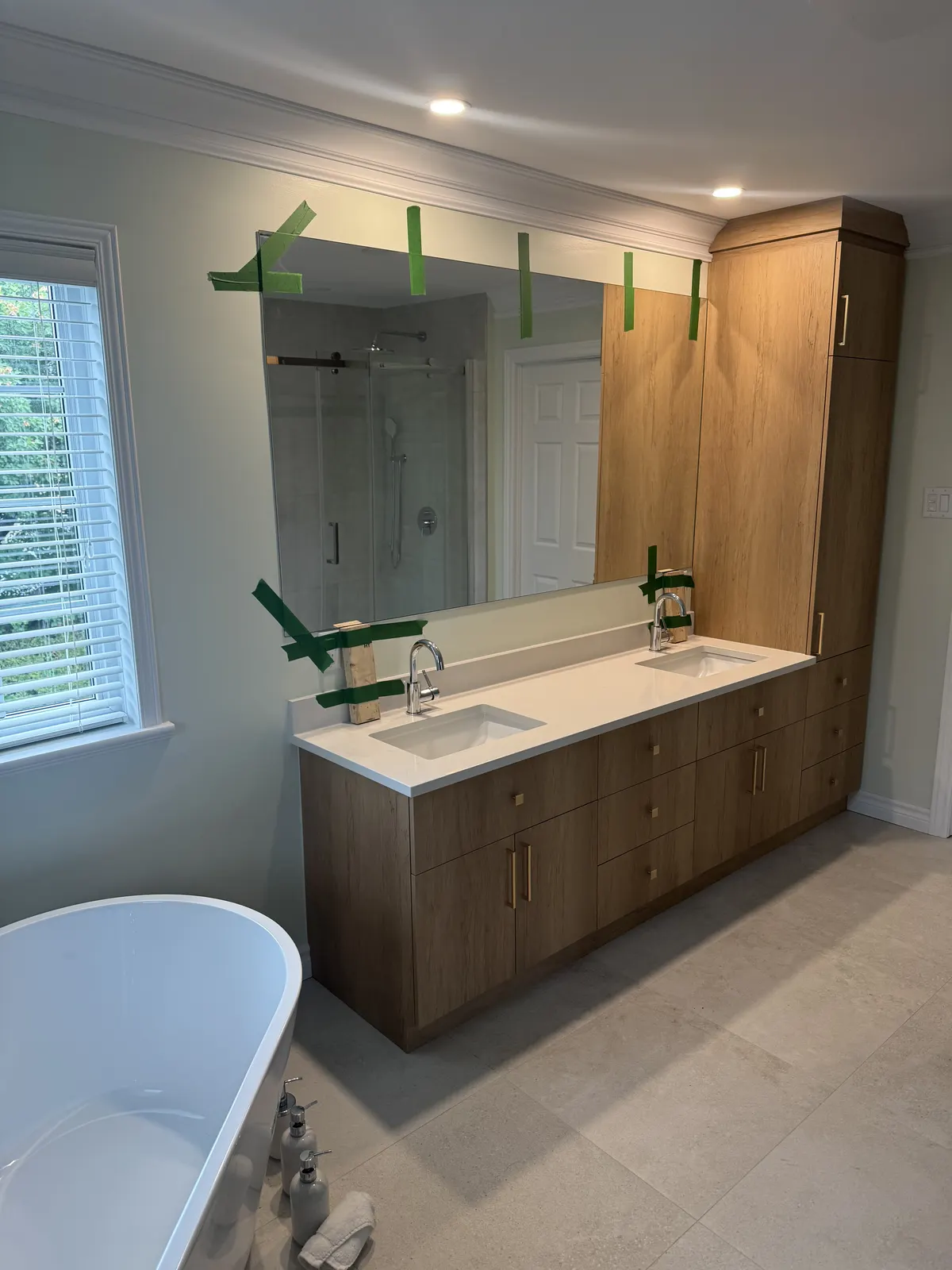Grand miroir au-dessus d'une double vanité