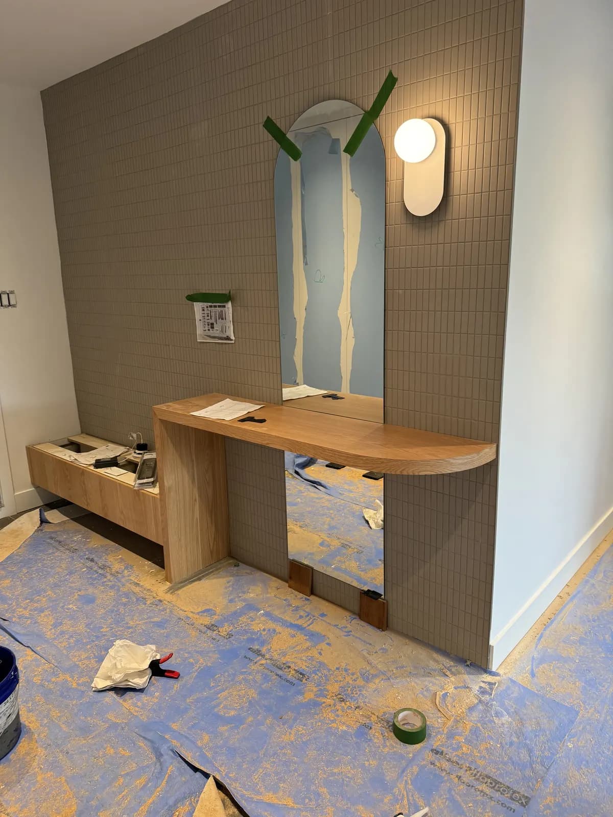 Miroir arqué sur mesure au-dessus d'une console en bois