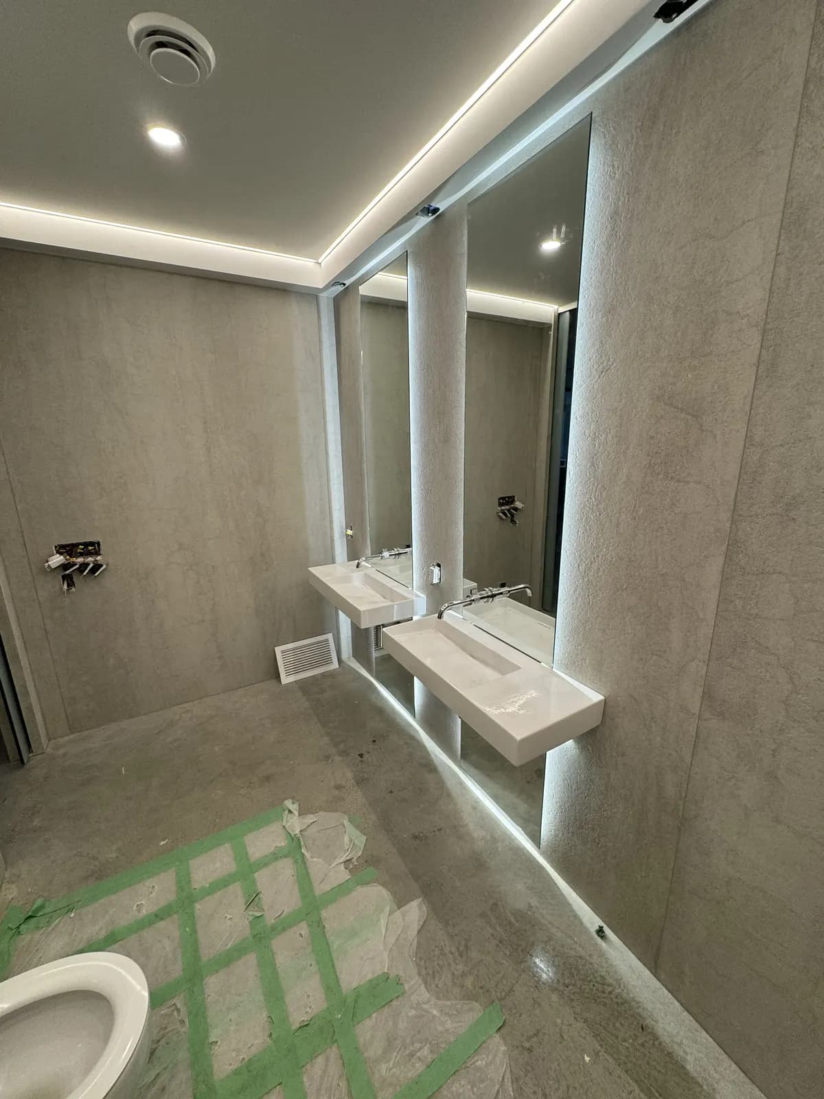 Miroir sur mesure rétroéclairé au-dessus d'une double vanité