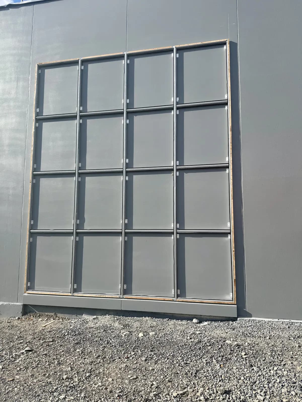 Mur-rideau vitré en cours d'installation
