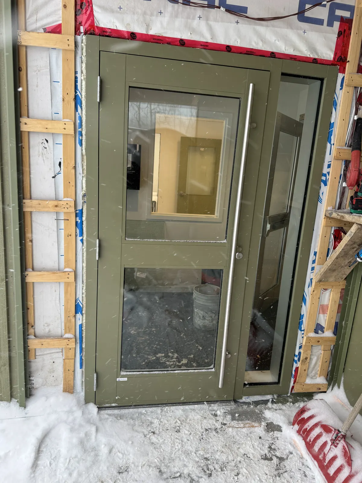 Porte commerciale vitrée en installation