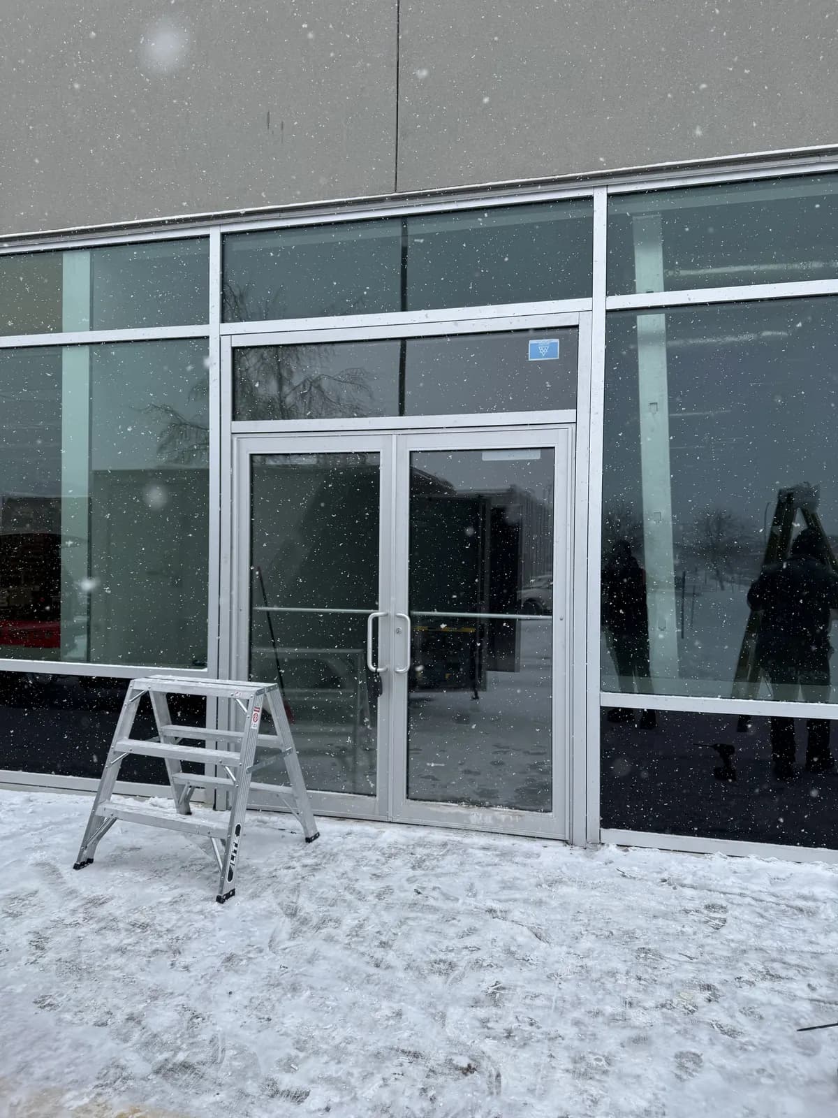 Porte double vitrée commerciale, façade en hiver