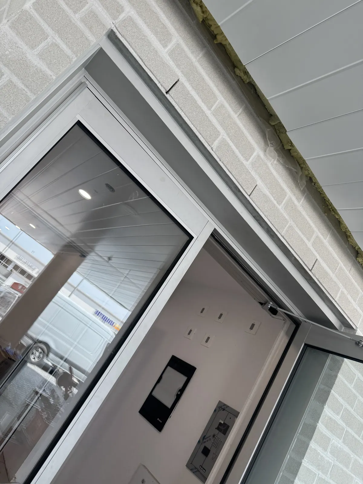 Porte vitrée commerciale en installation